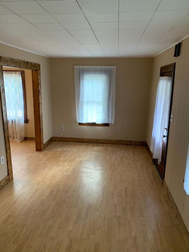 Building Photo - 2 Bedrooms  & 1 Bathroom - West side of Ba...