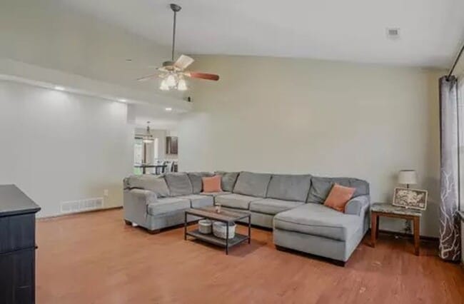 Building Photo - Nice 3 Bedroom 2 Bathroom House In Souther...
