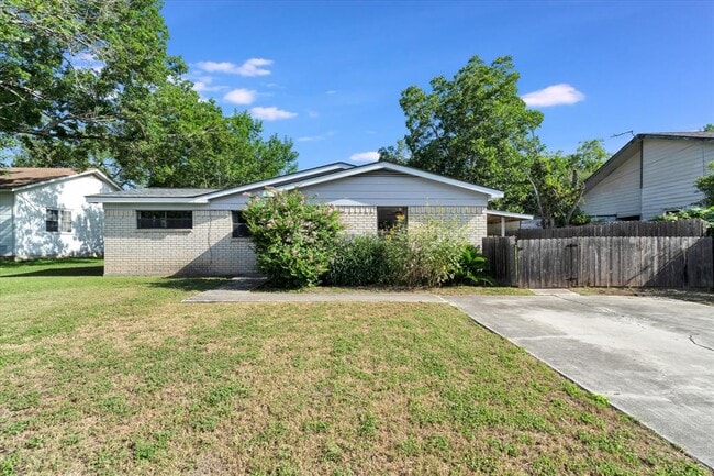 Building Photo - 1129 W San Antonio St