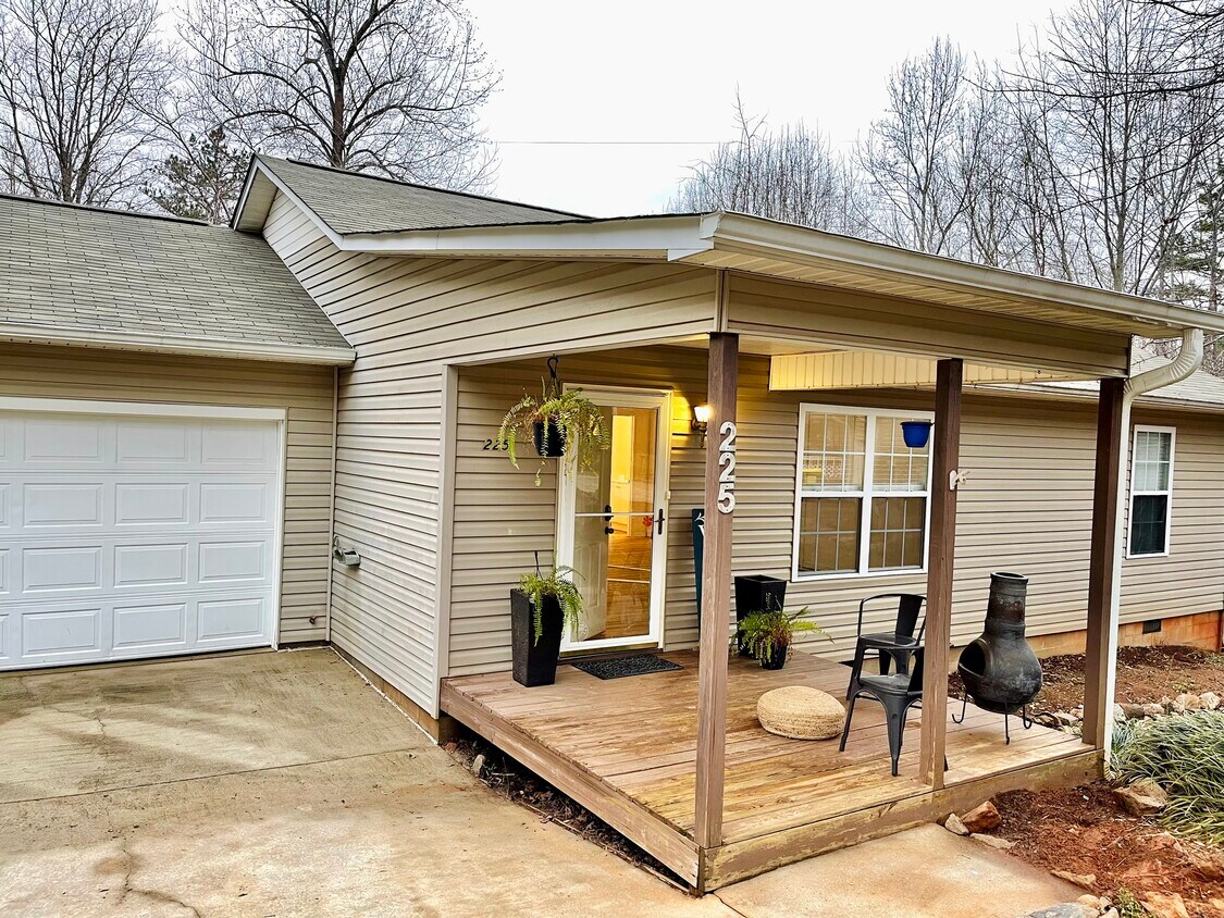 Foto principal - 225 Orchard Ln