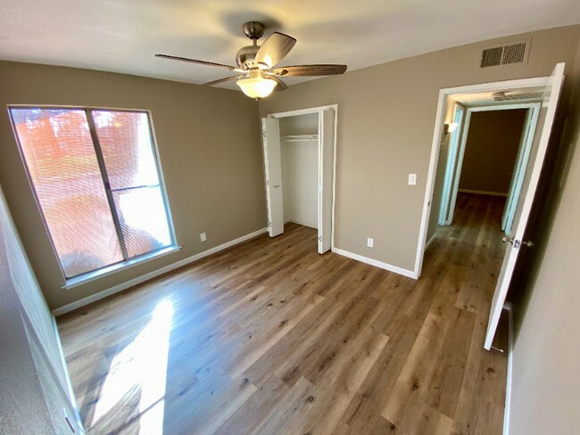 Foto del edificio - 520 W Sierra Ave