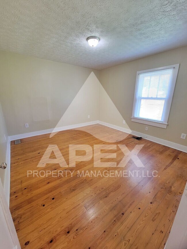 Building Photo - Cute 2 Bd - 1 Ba Single Family Home w/Gara...