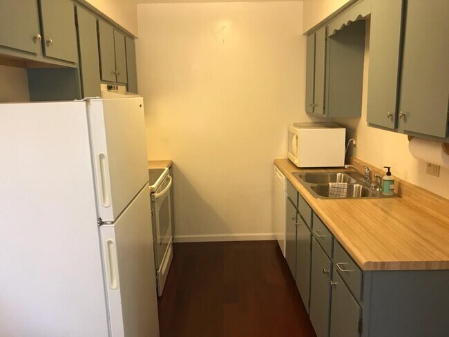 Kitchen - 332 Southampton Dr