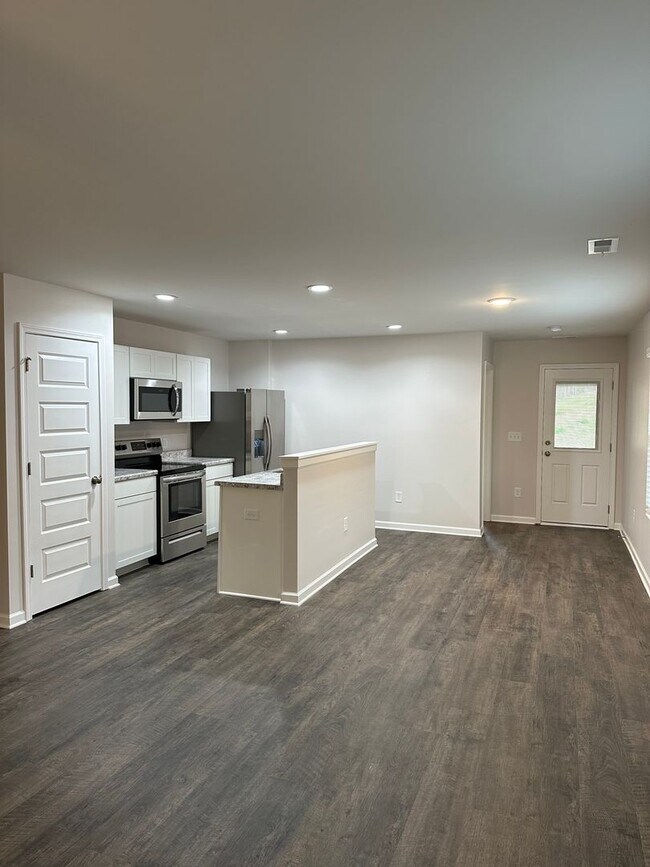 Building Photo - *Pre-leasing* Three Bedroom | Two Bathroom...