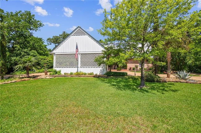 Building Photo - 404 E Brookside Dr