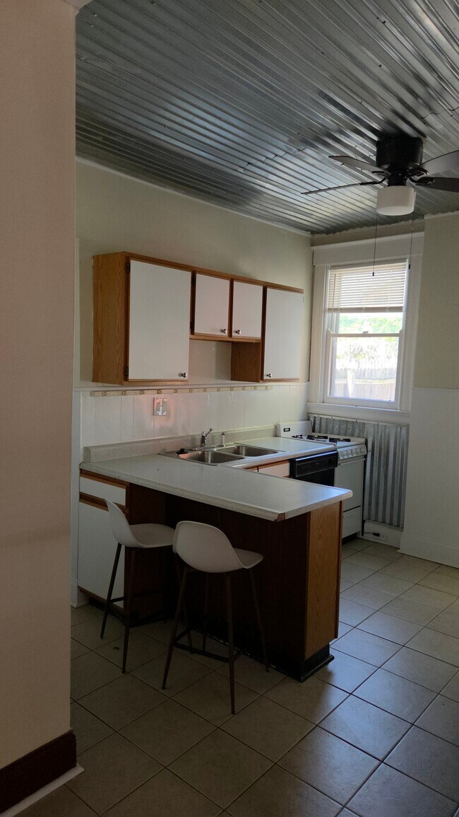 Foto del edificio - 229 E 5th St