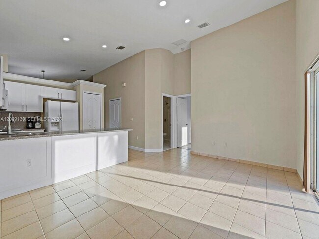 Foto del edificio - 704 SE 14th Pl