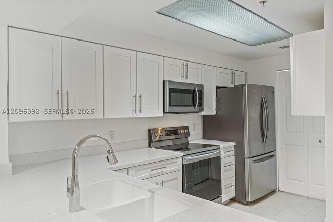 Building Photo - 3021 Alcazar Pl