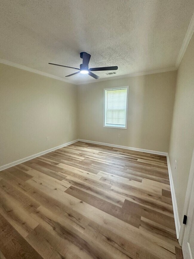 Foto del edificio - 3 Bed/2 Bath Home- Under Renovations