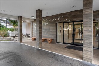 Building Photo - 4164 Inverrary Dr