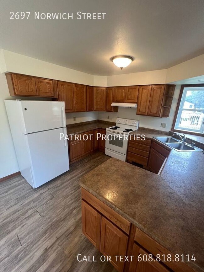 Building Photo - 3 bedroom/ 2 bath duplex in Fitchburg, WI