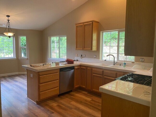 Building Photo - Well Maintained Home in Desirable Grass Va...