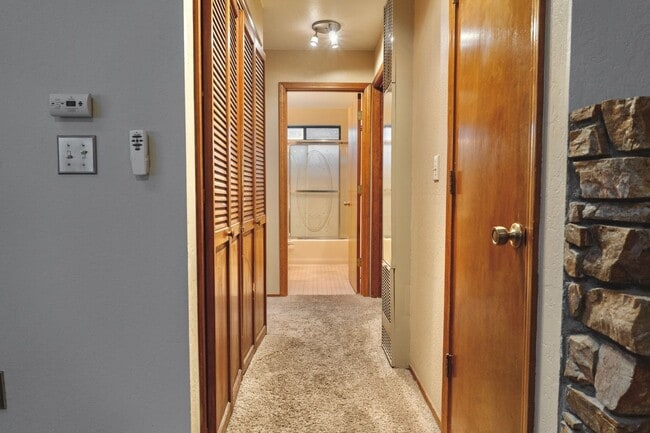 Foto del edificio - Centrally Located 3 Bedroom House with Fully Fenced in Backyard- Pet Friendly!