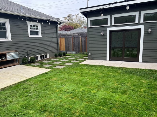 Building Photo - 1416 NE 52nd Ave