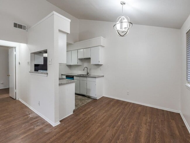 Building Photo - Newly Renovated Two Bedroom Condo in Carrollton!