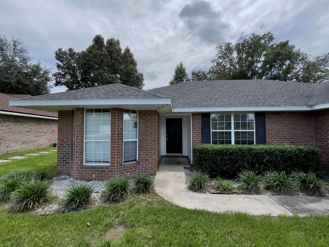 Building Photo - Brick home with large backyard