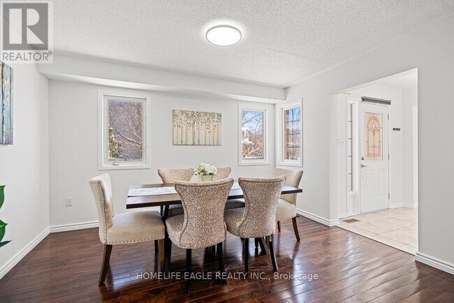 Photo du bâtiment - 98 Lowther Ave