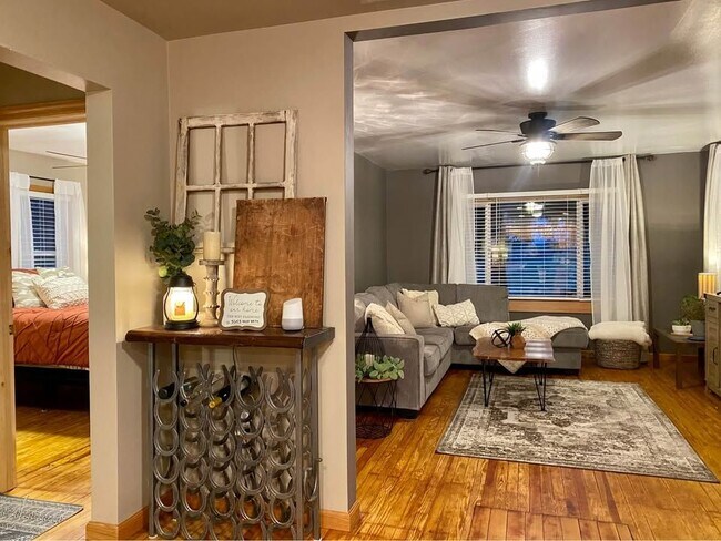 Foto del edificio - 330 E Flat Rock Rd