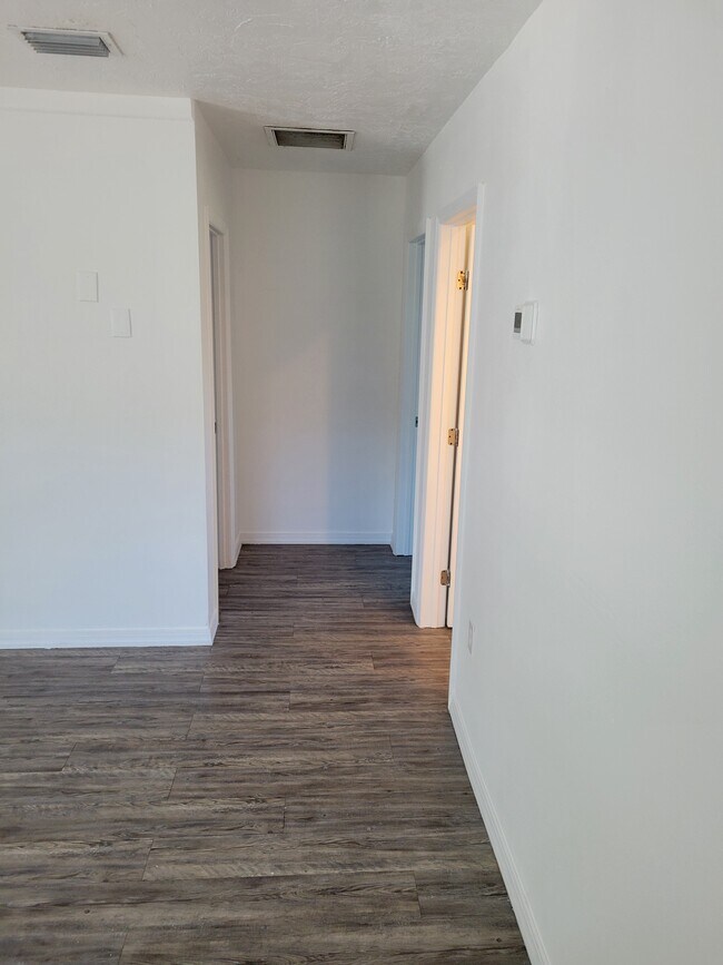 Pasillo - 2423 51st Avenue Ter W