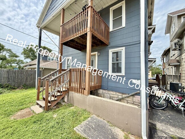 Foto del edificio - 2 Bed 1 bath lower- level apartment in North Kansas City!