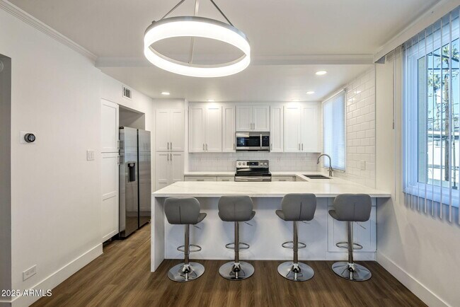 Foto del edificio - 6936 E 3rd St