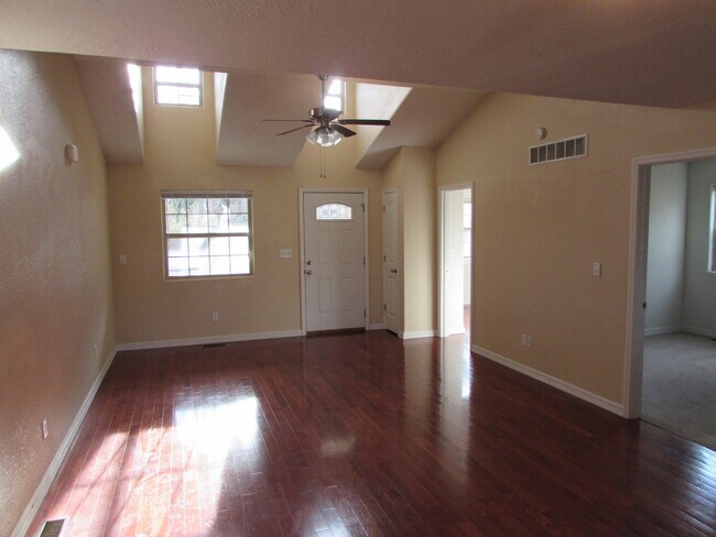 Building Photo - 403 North St