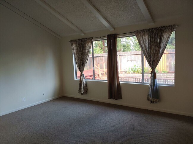 Building Photo - Beautiful Napa Rental!