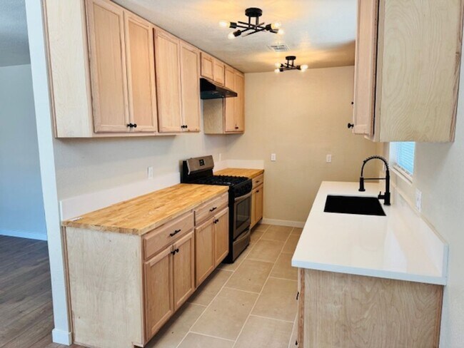 Foto del edificio - Gorgeous Remodeled 4+2 - $2825