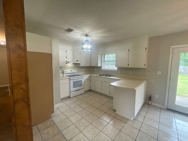 Building Photo - Renovated 4 Bedroom 1.5 Bath Home for Rent!
