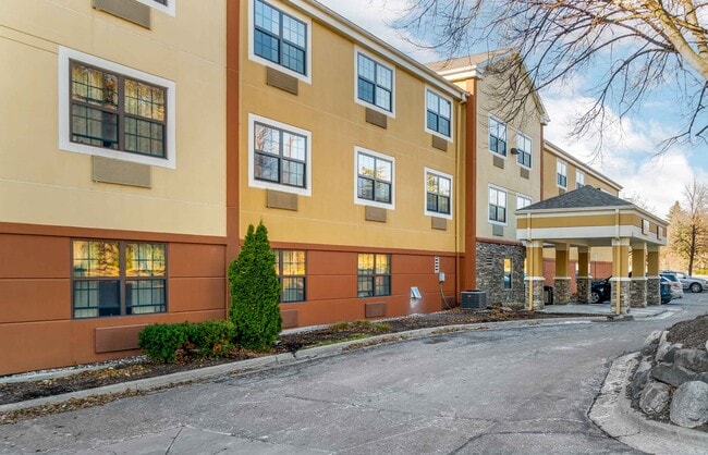 Building Photo - Furnished Studio-Detroit - Farmington Hills