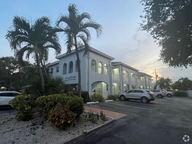 Building Photo - 4611 Poinciana St