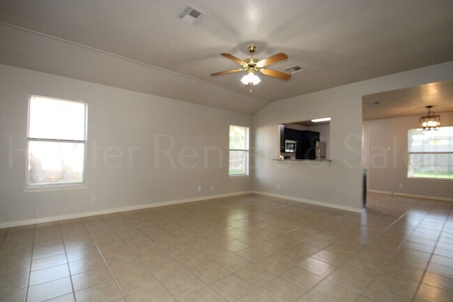 Foto del edificio - Amazing Four-Bedroom!