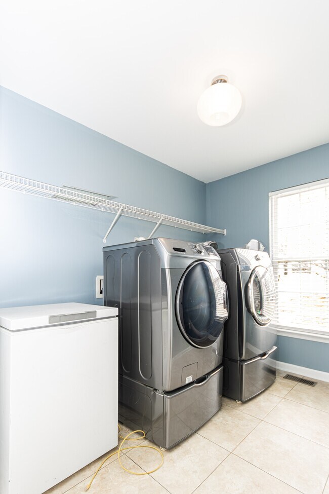 Building Photo - 6 Mintwood Dr