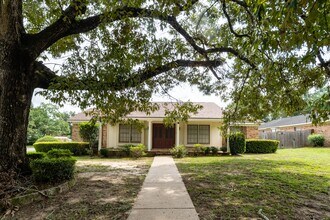 Building Photo - 1017 Westbury Dr