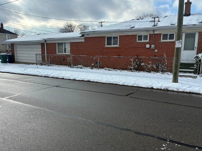 Building Photo - 1353 Stewart Ave