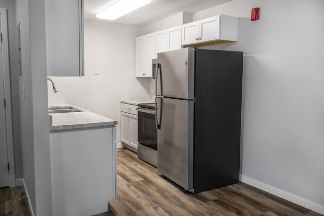 Elevate your culinary adventures in The Gallery's modern kitchen, featuring sleek stainless steel appliances and ample storage space. Enjoy the perfect blend of style and functionality. Schedule your visit today to see it in person! - The Gallery Apartments