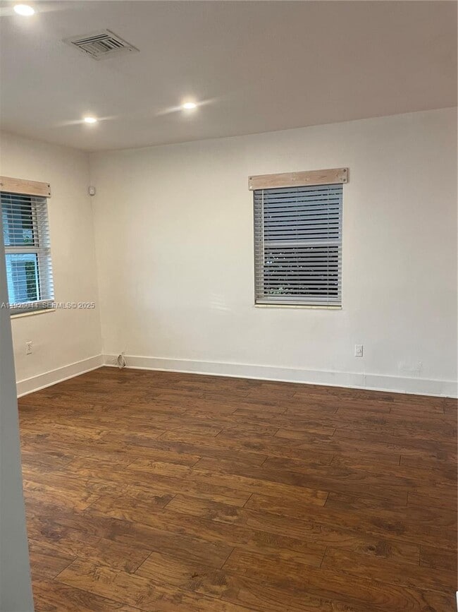 Foto del edificio - 705 E 9th Ct