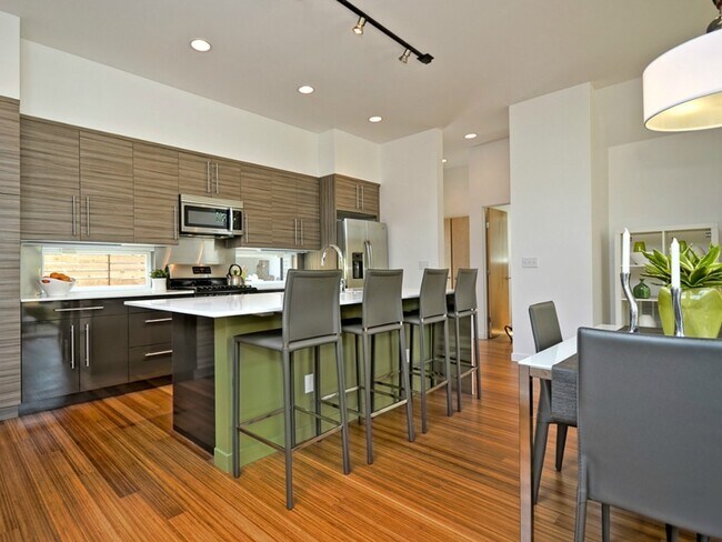 Building Photo - Modern Matthew's Beach Home