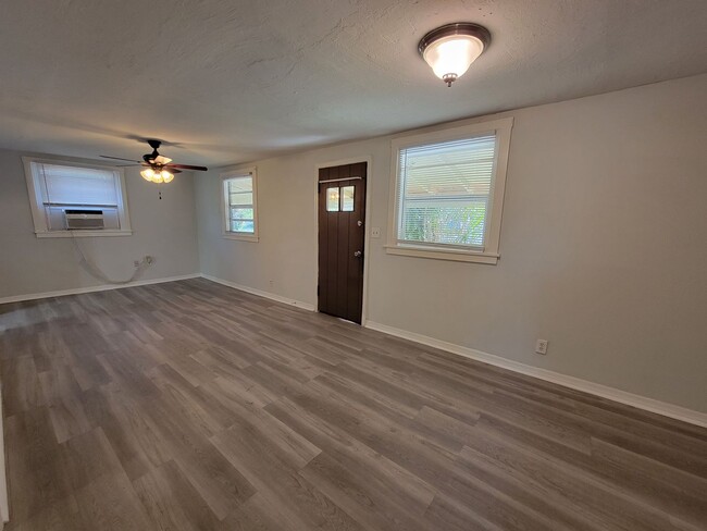 Building Photo - 2031 Palm Terrace