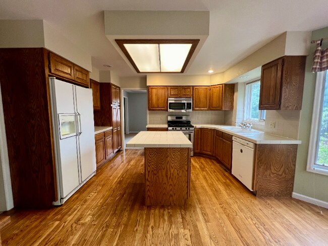 Foto del edificio - Spacious 4-Bed Retreat with Guest Suite & Fireplace