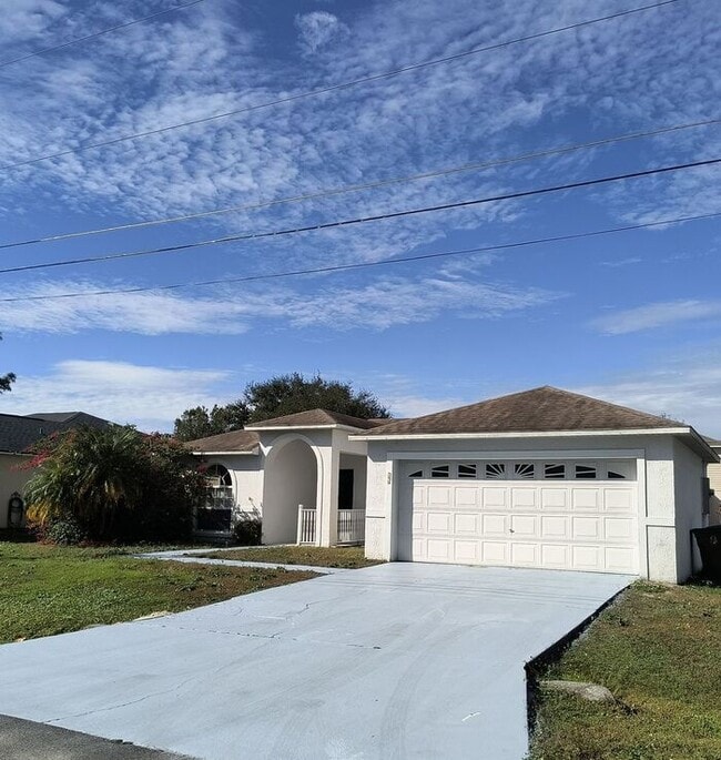 Building Photo - Single Family Home in Poinciana