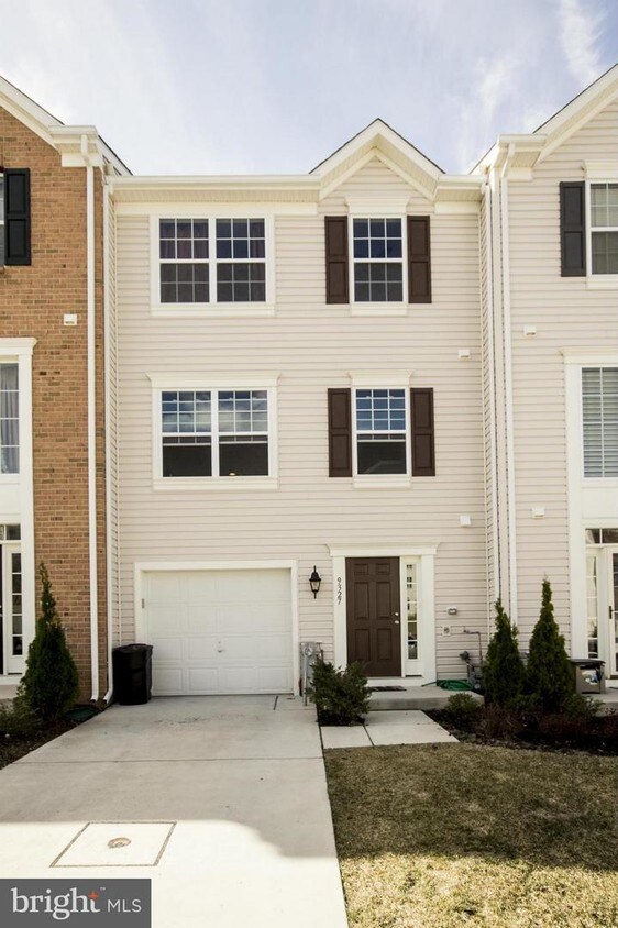 Foto principal - 9327 Master Derby Dr