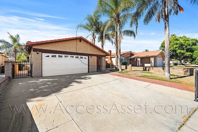 Foto del edificio - Stunning 3 Bed/2 Bath Home In Lake Elsinore!