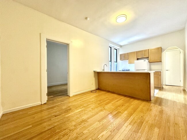 Building Photo - 12 Pinehurst Ave