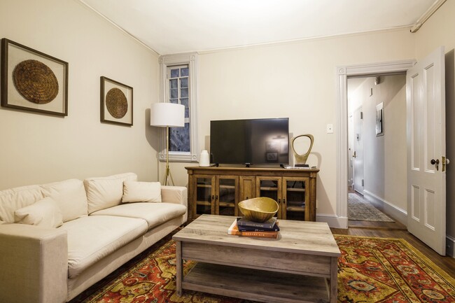 Foto del edificio - Full room in 5-bed/1.0-bath Home