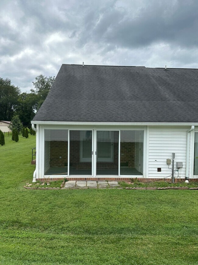 Foto del edificio - 2 Bedroom / 2 Bath Brick Condo - Bristol, TN