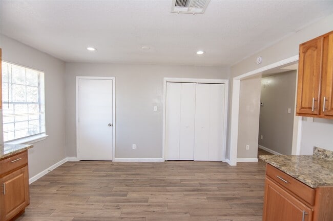 Building Photo - 2430 Avilion Ct