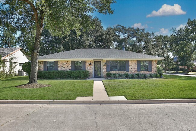 Foto del edificio - 4402 Fallbrook Dr