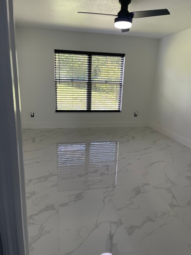 Foto del edificio - 1448 Hollyhock St