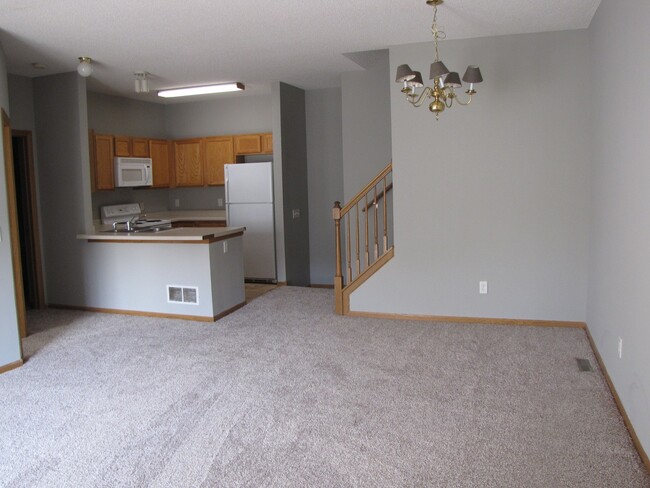 Building Photo - Spacious *3Bed*2Bath town home Cottage Gro...